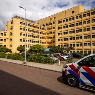 Agenten aangevallen bij aanhouding op COA-locatie Hogehilweg in Amsterdam-Zuidoost