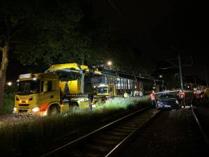 Automobilist belandt op tramrails, bergingsbedrijf takelt Poolse Mercedes van het spoor