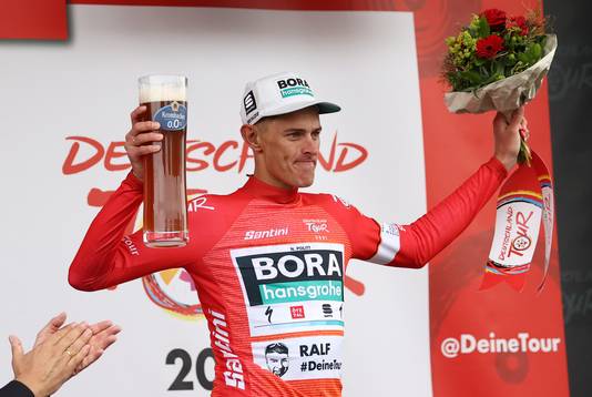 Nils Politt wordt op het podium gehuldigd als eindwinnaar van de Ronde van Duitsland.