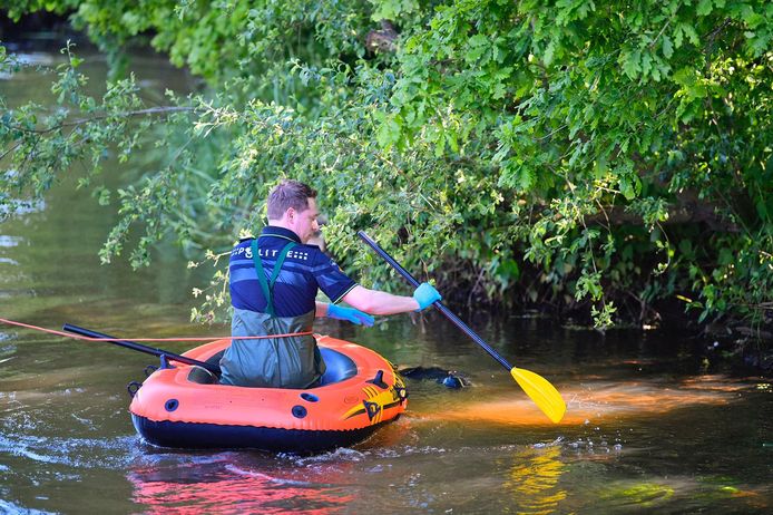 Politie doet onderzoek in De Dommel waar het lichaam werd gevonden.
