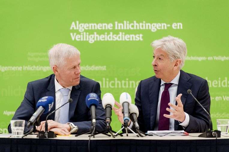 Rob Bertholee, Directeur-Generaal van de AIVD en Ronald Plasterk, minister binnenlandse zaken tijdens de presentatie van het jaarverslag van de AIVD. Beeld anp