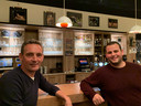 Voorzitter Pierre van Oort en bestuurslid Pim Pijnenburg van de dorpscoöperatie Biest-Houtakker aan de bar in café Ome Toon.