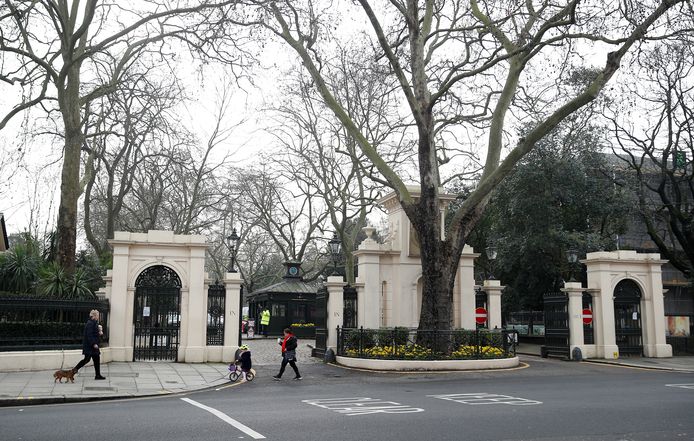 De toegangspoorten van Kensington Palace Gardens, waar de Russische zakenman Roman Abramovitsj een appartement zou bezitten.