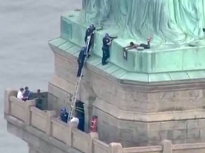 Vrouw beklimt Vrijheidsbeeld op Amerikaanse Onafhankelijkheidsdag: "Ik kom niet naar beneden tot alle kinderen zijn vrijgelaten"