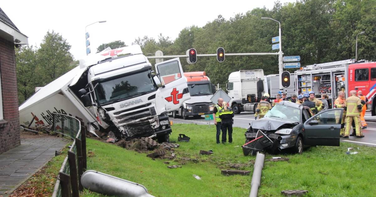 Vrouw komt om bij botsing auto met vrachtwagen in Wierden.