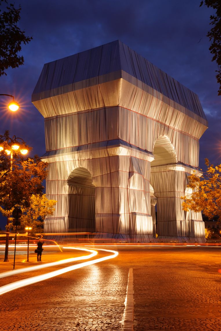 'L'Arc de Triomphe, Wrapped' at night Statue Christo and Jeanne-Claude Foundation