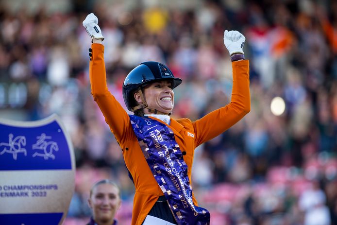 Dinja van Liere viert in het Deense Herning haar bronzen WK-medaille op het onderdeel Grand Prix Special.
