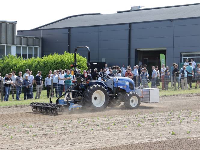 ILVO test machines van de toekomst: superstille en zelfrijdende tractor en zelfstandige plantmachine en onkruidverwijderaar