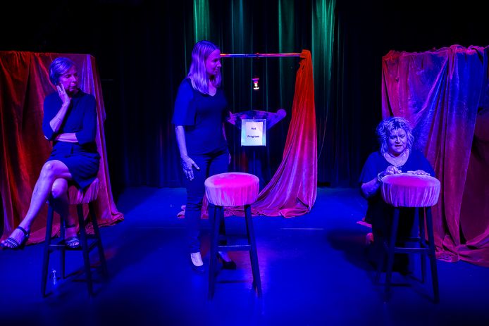 Scène uit de eenakter ‘Het Program’  met vlnr: Yolanda Smits, Tamara van As en Cora Hoogstrate.