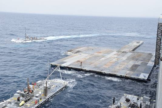 Het Amerikaanse leger werkt aan de bouw van een drijvend platform voor de kust van de Gazastrook. (29/04/24)