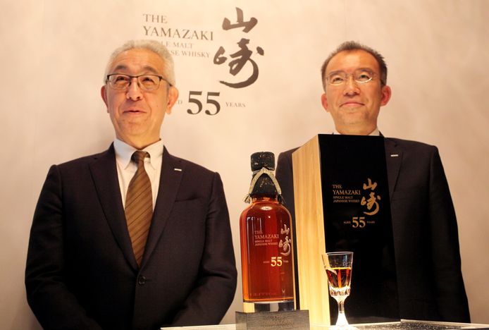 De meesterblenders van Suntory Shinji Fukuyo en de baas van Suntory Kengo Torii bij de kostbare fles Yamazaki.