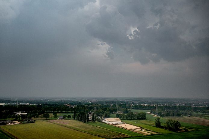 Donkere wolken en hevige regenbuien boven Eindhoven (niet vandaag).