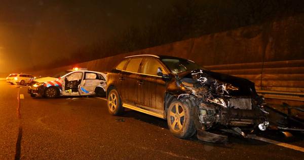 Vrouw (53) die politiewagen ramde op A2 bij Zaltbommel zit nog vast - BD.nl