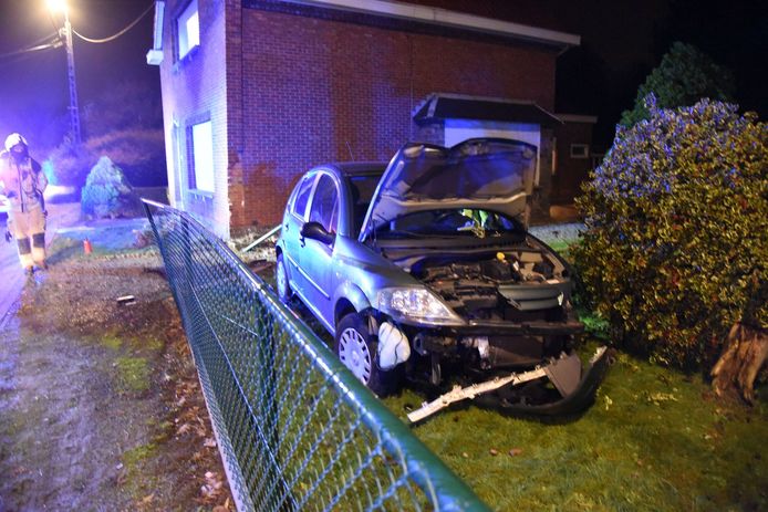 De gevel van de woning raakte beschadigd door het ongeval.