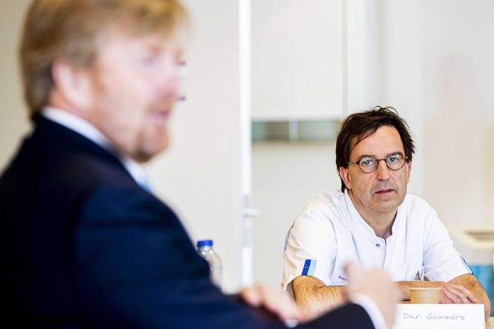 Koning Willem-Alexander en Diederik Gommers tijdens een bezoek aan het Landelijk Coordinatiecentrum Patienten Spreiding (LCPS) in het Erasmus MC.