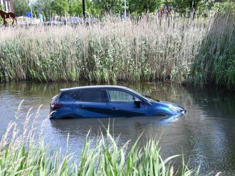 Auto raakt te water bij rotonde Sloeweg in Vlissingen