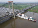 Maandagochtend: De Galacticapast niet onder de brug door bij Heusden.