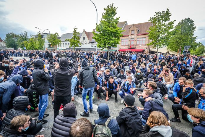 supporters wachten op de spelersbus van Club Brugge op de Platse van St Andries