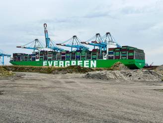 400 meter lang en 62 meter breed: op één na grootste containerschip ter wereld meert aan in Zeebrugge