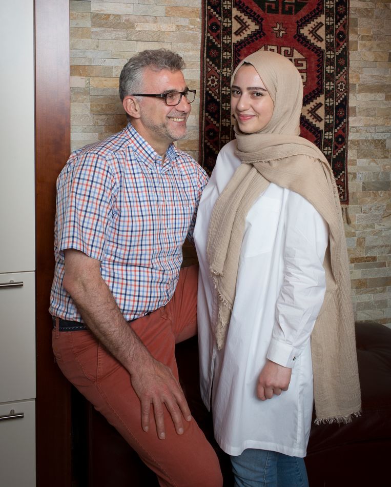  Ismail Taspinar (56) en zijn dochter Handenur Taspinar (22)  Beeld Jorgen Caris