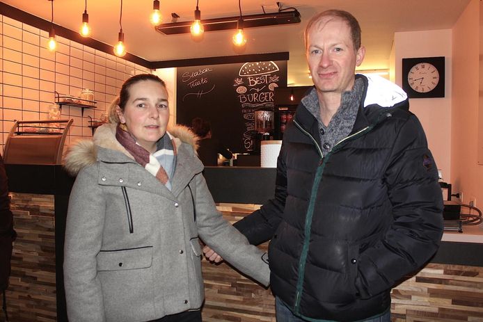 Wendy en Philip bieden hamburgers, croques, wafels, en ijsjes aan in hun zaak Season Treats in de Kattestraat.