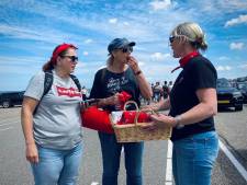 Boeren houden publieksvriendelijk protest bij Concert at Sea: bijna alle bezoekers lopen met rode zakdoeken