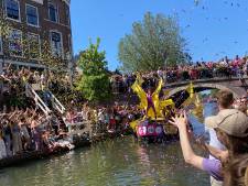 Regenboogvlaggen uit de kast: boten Canal Pride varen langs bomvolle kades in Utrecht