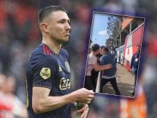 Ajacied Steven Berghuis deelt vuistslag uit bij spelersbus na duel met FC Twente