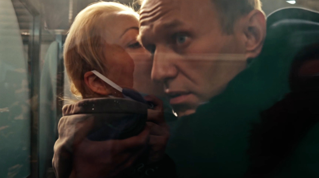 Yulia en Aleksej Navalny in 'Navalny' Beeld 