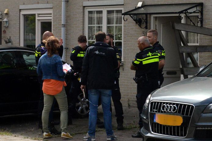 De politie doet onderzoek bij de woning.