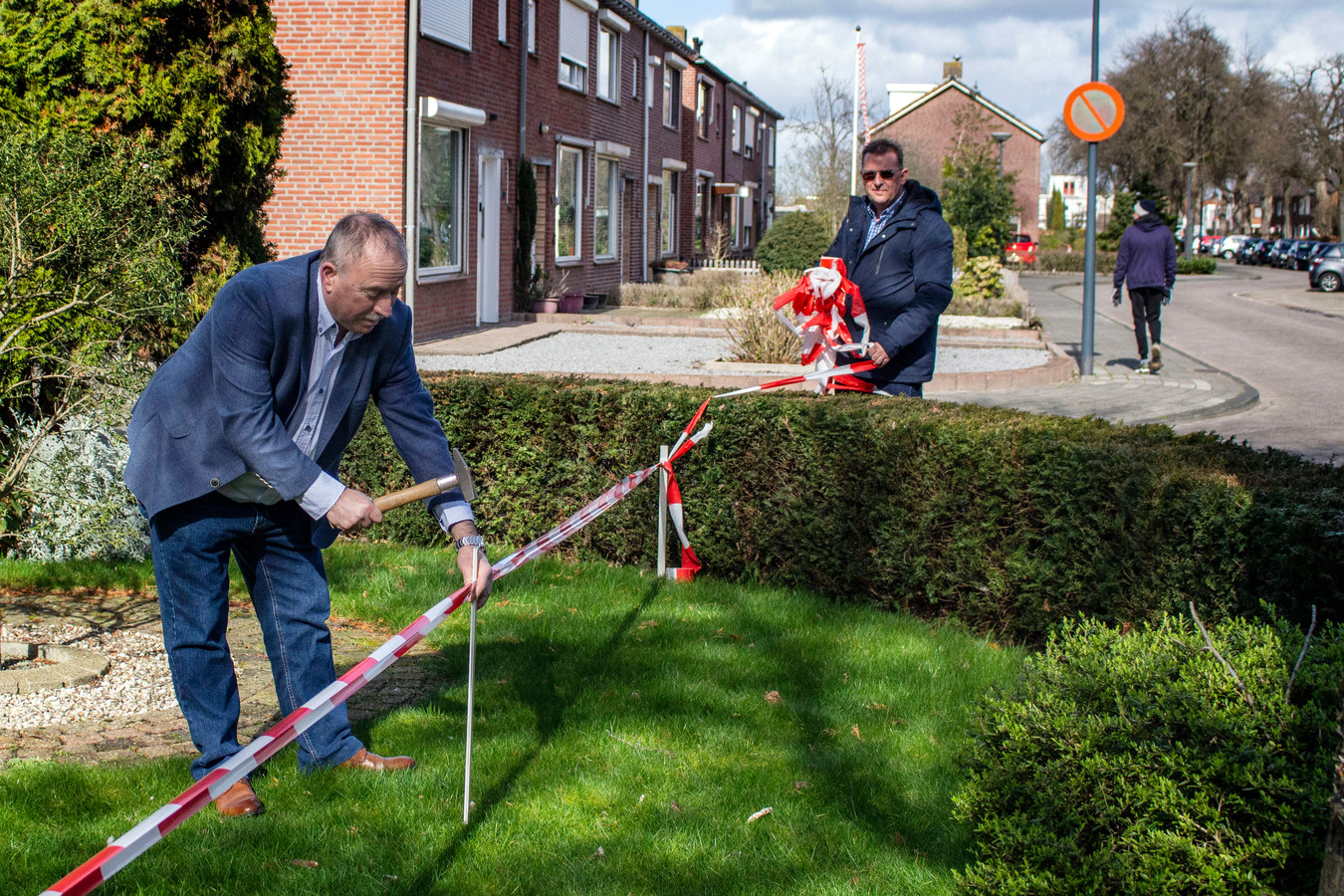 Heddie Visker was één van de bewoners, die niet zonder slag of stoot een deel van 'zijn' voortuin wilde teruggeven aan de gemeente.