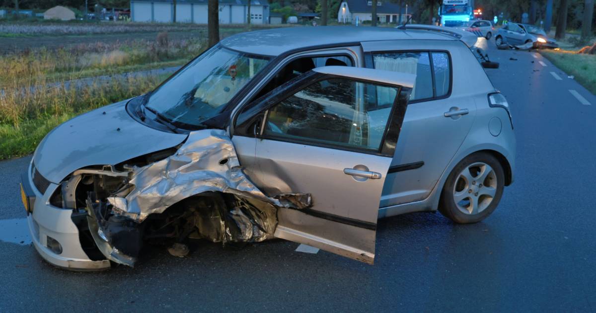Brokstukken verspreid over de weg na botsing tussen twee auto’s: N264 afgesloten.