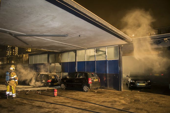 Op de Dickensplaats woedde gisteravond een autobrand die oversloeg naar een garagebedrijf