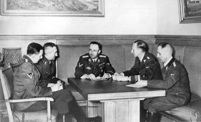 Reynhard Heydrich (rechts) zit naast SS-baas Heinrich Himmler (centraal).