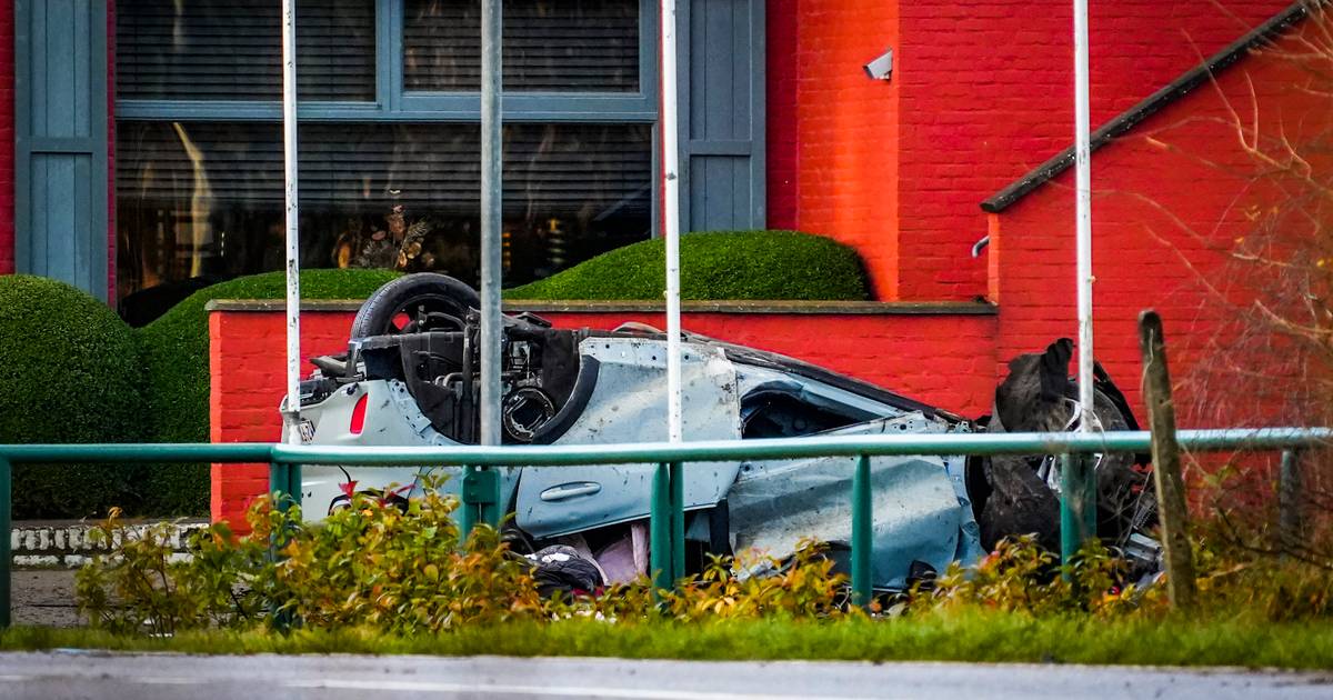 Automobilist krijgt stopteken van politie, rijdt hard door en overlijdt na botsing tegen boom in België.