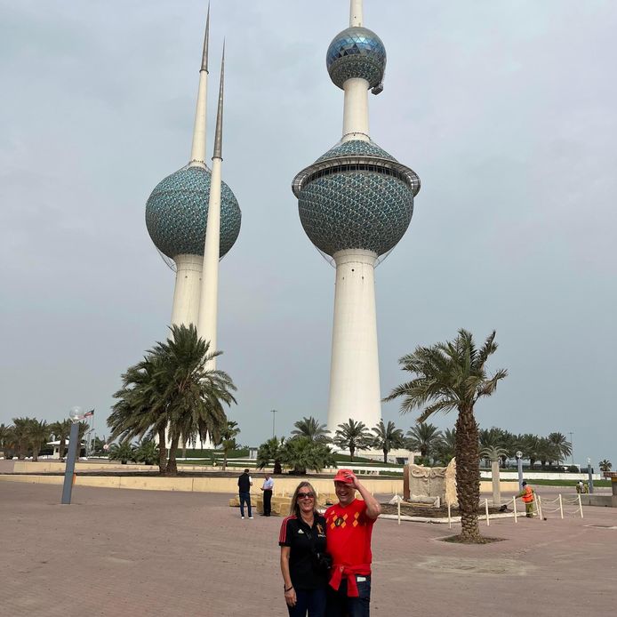 Nadia Landuyt en echtgenoot Bart in Koeweit. Nadia is de enige vrouwelijke supporter die vanuit België afreisde om de oefenmatch in Koeweit bij te wonen.