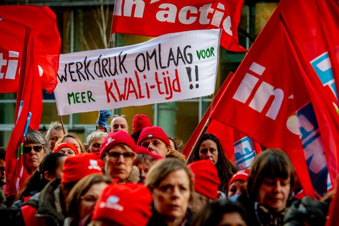 Jeugdzorgwerkers demonstreerden begin dit jaar tegen het kabinetsbeleid. De actievoerders liepen naar het ministerie van VWS waar zij een fluitconcert hielden. Komende maandag gaan ze staken.