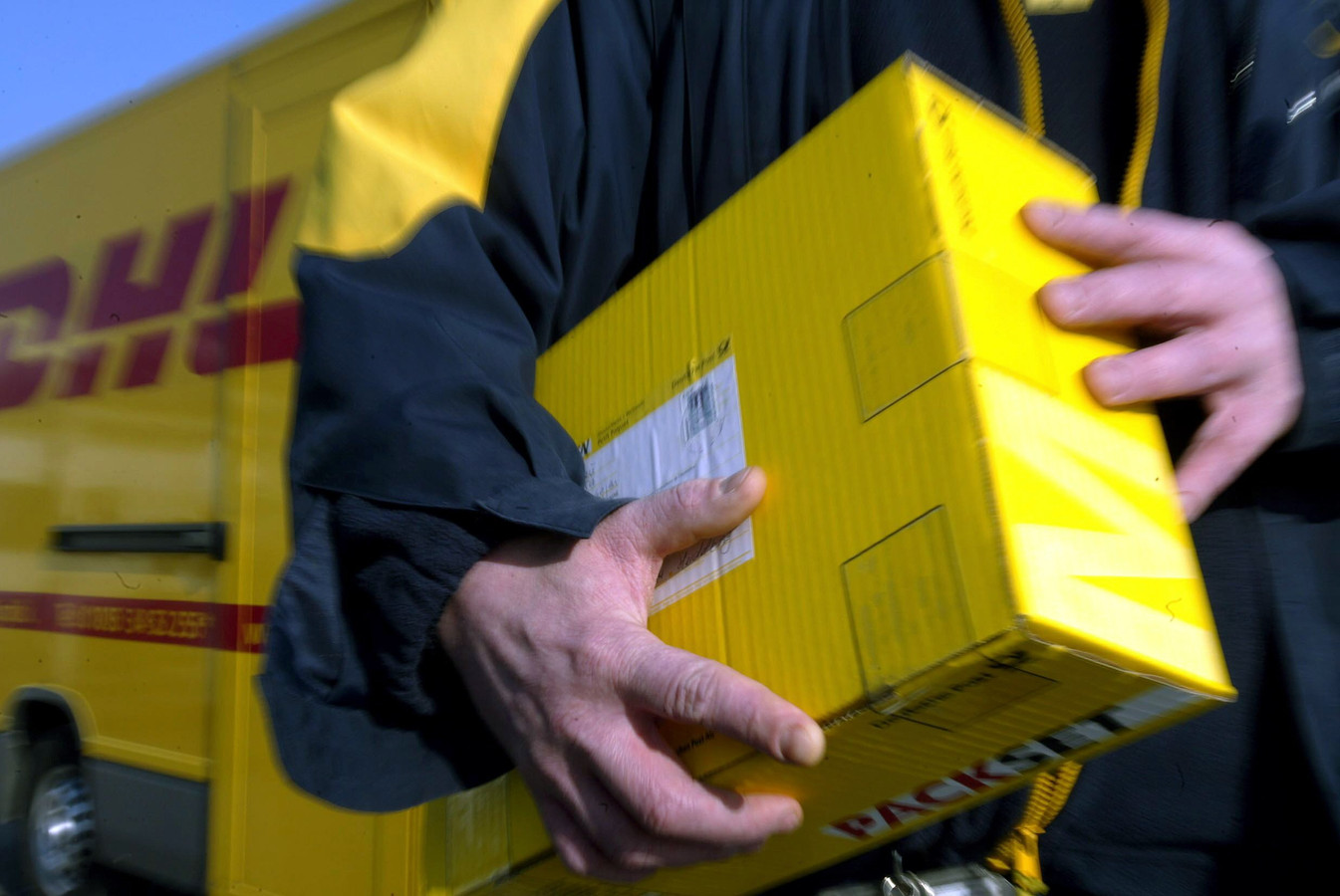 Получить посылку. Посылка DHL. Перевозка корреспонденции. Доставка посылок. Доставка корреспонденции.