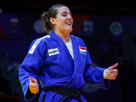 De twee WK-medailles uit Qatar hangen bij Guusje Steenhuis nu thuis aan de strijkbout