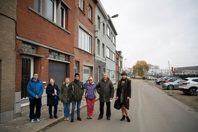 Buurtbewoners van de Carettestraat en de parallel lopende Gasthuishoevestraat zijn niet te spreken over de mogelijke komst van een grote betoncentrale aan het Albertkanaal: "De fietssnelweg langs de in- en uitritten van de betoncentrale heraanleggen? Levensgevaarlijk."
