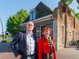 Bestuursleden Laurens Sloot en Godelieve Vrijhof op de plek waar zij de Luttekepoort terug willen laten keren, naast de oude stadsmuur.