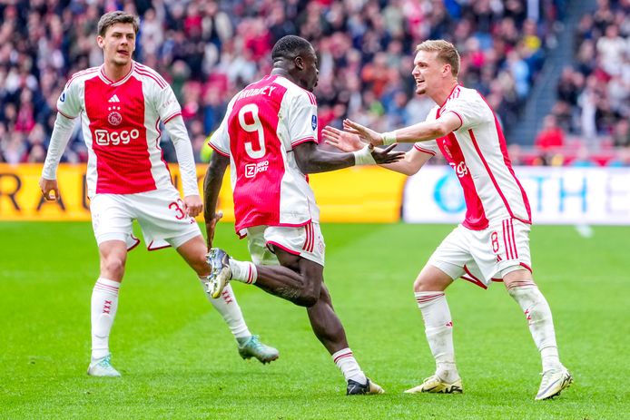 Vreugde bij doelpuntenmaker Brian Brobbey en aangever Kenneth Taylor na de 1-1 tegen FC Twente.