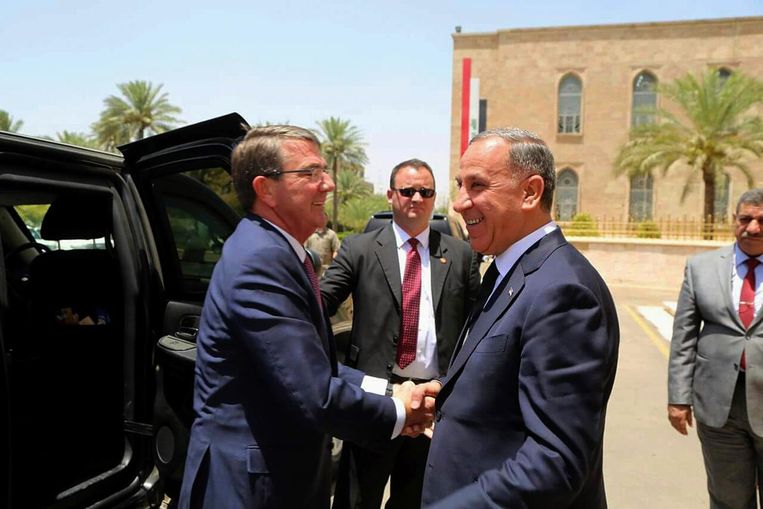 Minister van Defensie Carter met zijn Iraakse collega Al-Obeidi. Beeld AP