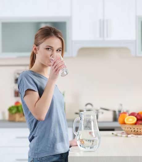 Met deze 5 tips lukt het eindelijk om meer water te drinken