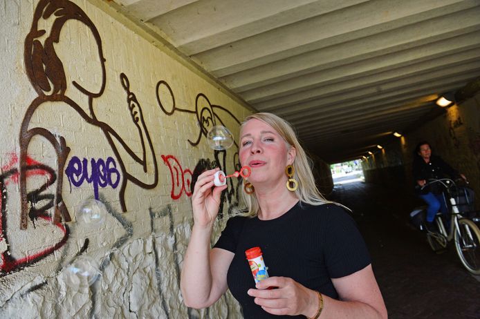 Hoe meer bellen, hoe meer vreugd, vindt Rineke Engwerda. Het meisje op de wand? „Daarvoor heb ik zelf model gestaan.”