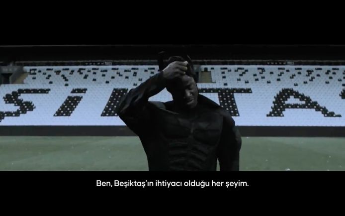 Michy Batshuayi voorgesteld bij Besiktas in heuse Batsman stijl... screenshots Twitter