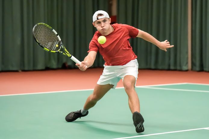Kyvan Rietkerk (17) reist als tennisser de wereld over: ‘Maar heb ...