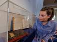 In een oude schoenendoos heeft een verre nazaat drie kasboekjes bewaard van zijn betovergrootvader, muntmeester wereldreiziger Cornelis Johannes de Vogel. Museumdirecteur Nynke van der Wal bekijkt de exemplaren in Kampen.