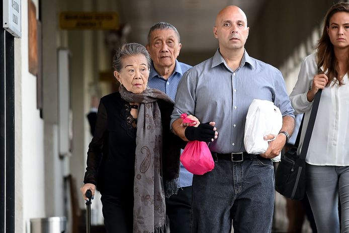 Ivana Smit's grootouders (l) en haar oom Fred Agenjo (m), vandaag bij hun aankomst in de rechtbank in Kuala Lumpur.