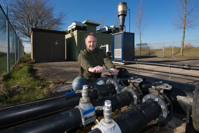 Thom de Ruiter van 'Emmeloord Opgewekt' bij de gaswinningsinstallatie bij de voormalige stortplaats (nu golfbaan) aan het Friese Pad bij Emmeloord.
